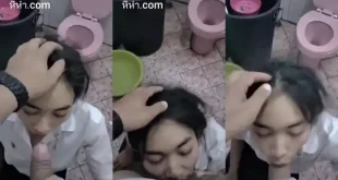 ไปเล่นกับแฟนสาวนักศึกษาที่หอ ในห้องเพื่อนแฟนเยอะอยู่กันหลายคนเลยชวนแฟนไปเย็ดกันในห้องน้ำ ให้อมควยคาชุดนักศึกษาเสียวมาก